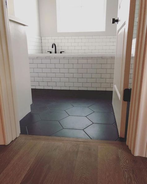 Dark / black floor (to hide hair) Black Lvp Bathroom Floor, Makeover Kamar Mandi, Casa Hobbit, Ideas Baños, Diy Bathroom Makeover, Bad Inspiration, Decor Baie, Hus Inspiration, Bathroom Floor Tiles