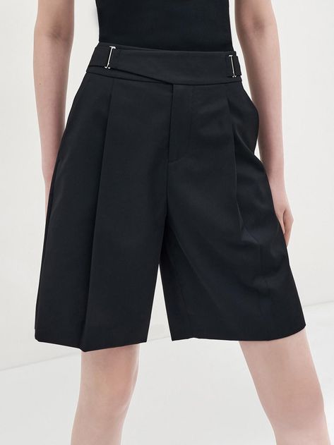 Menswear Women, Business Shorts, Uniform Ideas, Types Of Shorts, Female Shorts, Elegant Man, Casual Summer Shorts, Tailored Shorts, Black Model