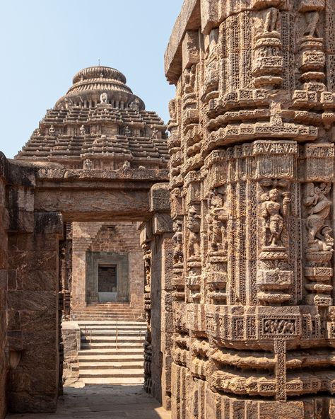 Konark Sun Temple Sculpture, Konark Sun Temple Photography, Indian Castle, Sun God Surya, Konark Temple, Konark Sun Temple, Creative Beach Pictures, Hindu Vedas, Sun Temple