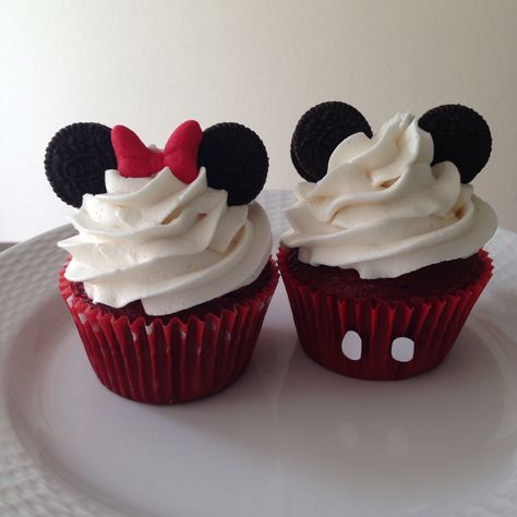 Mickey and Minnie Mouse cupcakes with mini Oreo ears. Red velvet cake in red and red with white polka dot liners. Vanilla buttercream. Red fondant Minnie bow. Made by Play Date Cupcakes in Hawaii. Bolo Do Mickey Mouse, Γενέθλια Mickey Mouse, Tårta Design, Minnie Cupcakes, Disney Cupcakes, Mouse Cupcakes, Mickey Mouse Cupcakes, Disney Desserts, Minnie Mouse Cupcakes