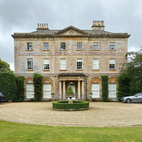 Regency Rambles on Instagram: “Seend House 😍 Most of the houses I post on here are Georgian, as examples of Regency architecture from the later Georgian period are few…” Regency Era Mansion, Georgian Style Mansion, Georgian Era House, Regency House Aesthetic, Regency Era House Exterior, Regency Era Architecture, Regency House Exterior, English Georgian House, Georgian Era Aesthetic