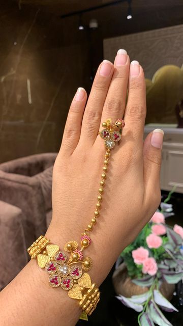 Pochi Designs Gold, Hand Panja Design Gold, Hand Pocha Design In Gold, Hathful Designs Gold, Hath Phool Designs In Gold, Pochi Jewellery Gold, Gold Hathphool, Gold Panja For Hand, Wedding Necklace Designs