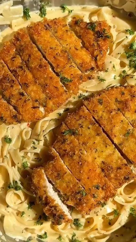 Italian Herbs, Chicken Alfredo Pasta, Pasta Water, Parmesan Crusted Chicken, Parmesan Pasta, Makanan Diet, Parmesan Crusted, Tasty Foods, Crusted Chicken