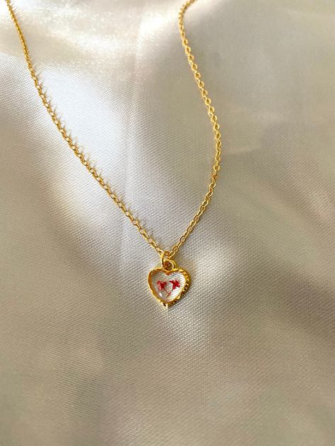 This stunning necklace is the perfect accessory to complete any outfit and is sure to make you look and feel your very best! They look beautiful worn alone or stacked with other necklaces! Each necklace features two delicate, real pressed flowers preserved in clear resin inside of a small, gold heart pendant. Our eye-catching brass or 24k gold-plated chains are customized to the length of your preference (model in photo is wearing 17 inches). If you would like a combination of flower colors, ple Resin Necklace Pendant, Pretty Jewelry Necklaces, Heart Flower, Heart Pendant Gold, Jewelry Lookbook, Pretty Necklaces, Resin Necklace, Cute Necklace, Pendant Gold