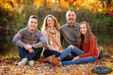 Adult Family Photos, Fall Photoshoot Family, Family Photoshoot Ideas, Big Family Photos, Large Family Photos, Pose Portrait, Family Photoshoot Poses, Fall Family Portraits, Fall Family Photo Outfits