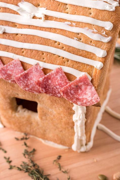 You know those gingerbread houses decorated with sweets? Well, this Charcuterie Holiday House Chalet is a savory version – covered with meats! Charcuterie Chalet, Christmas Meat, Holiday Entertaining Food, Southern Comfort Recipes, Comfort Recipes, Gingerbread House Kits, Food Innovation, Fresh Meals, Family Fresh Meals