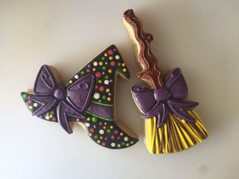 Miss Doughmestic's witch broom Broom Cookies Decorated, Samhain Recipes, Galletas Halloween, Halloween Cookies Decorated, Halloween Sugar Cookies, Halloween Cookie, Halloween 4, Fall Cookies, Witch Broom