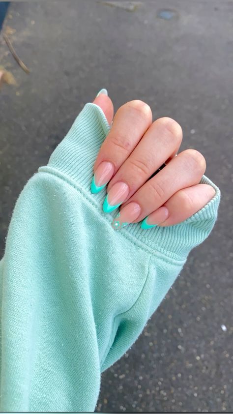 Cute Nails Turquoise, Summer 2024 French Tip Nails, Summer Gel Nails Turquoise, Turquoise Nails Designs Ideas, Nails Almond Turquoise, Almond French Tip Nails Color Summer, Flashy Nails Summer, Teal Nails Almond Shape, Full Blue Nails