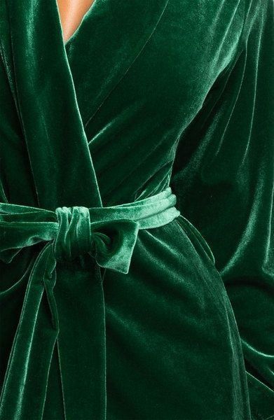 Luxe velvet robe // Perfect for bride's pre-wedding hair & makeup outfit // Pantone Junebug green Slytherin Aesthetic, Winter Trends, 가을 패션, Green Aesthetic, Looks Style, Mode Inspiration, Green Velvet, Mode Style, Style Outfits