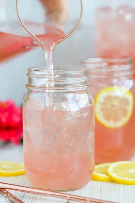 Diy Pink Lemonade, Lemonaid Recipe, Watermelon Water Recipe, Easy Lemonade Recipe, Pink Lemonade Recipes, Celebrating Sweets, Lemonade Slushies, Pink Lemonade Party, Frozen Margaritas