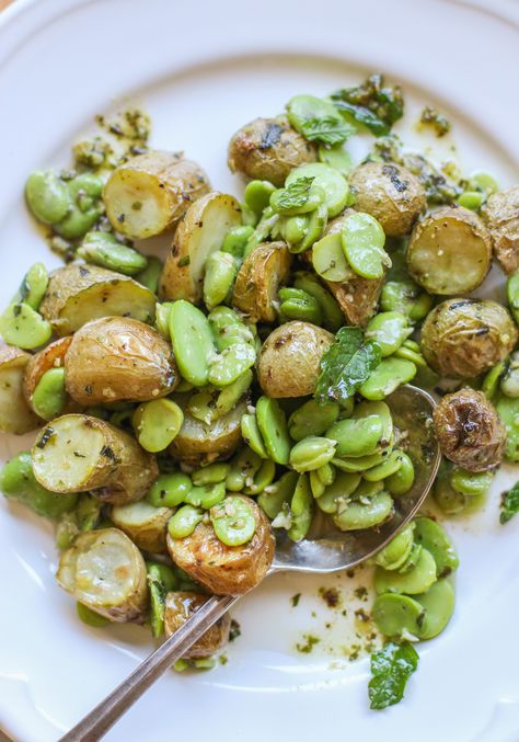 roasted fingerling potatoes with fava beans, mint and lemon Vegan Fava Bean Recipes, Air Fryer Fried Potatoes, Fava Bean Recipe, Vegan Green Beans, Salad Dinner Ideas, Portuguese Dinner, Fava Bean Salad, Bean Dinner, Potato And Green Bean Salad