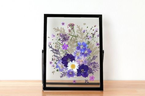 Floating Picture Frames, Pressed Flower Crafts, Pressed Flower Art, Glass Pictures, Dried Flower Arrangements, Vibrant Flower, Arte Animal, Flower Lover, All Flowers