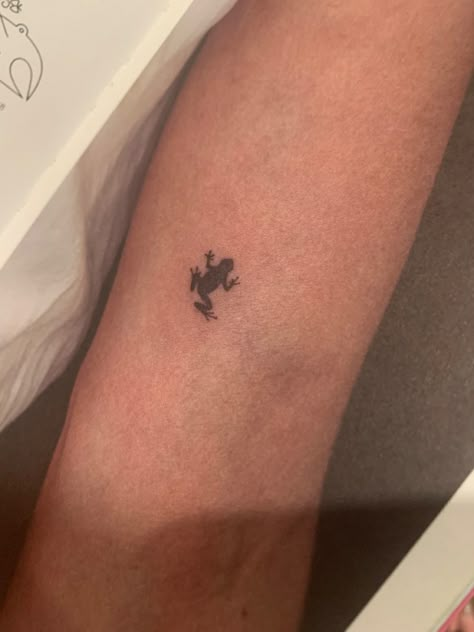 Nature Dainty Tattoo, Frog And Tadpole Tattoo, Frog Tattoo Behind Ear, Frog Finger Tattoo, Minimal Frog Tattoo, Small Tree Frog Tattoo, Frog Tattoo Linework, Dainty Frog Tattoo, Dainty Animal Tattoos