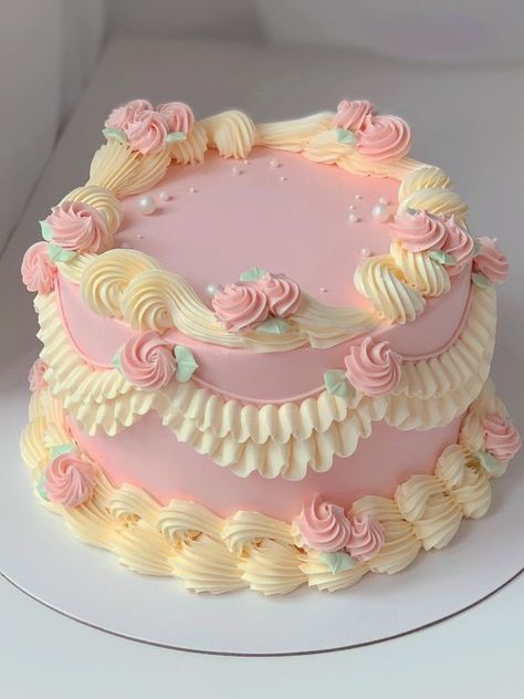 MM Cake Styles Aesthetic Cake Decorating Ideas, Cakes With Piping, Girly Cake Decorating Ideas, Royal Icing On Cakes, Frilly Birthday Cake, Girls Birthday Cake Designs, Cake Designs One Layer, Pink Circle Birthday Cake, Strawberry Pink Cake