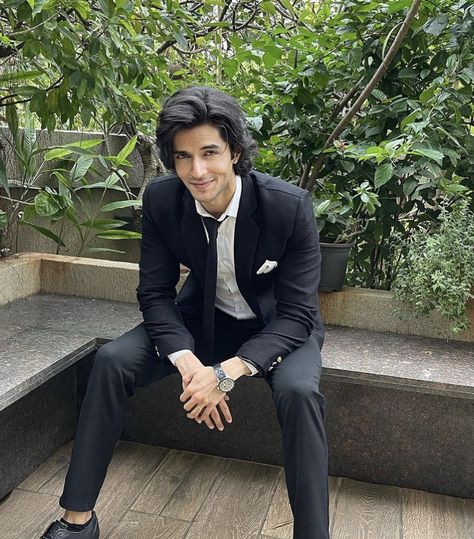 Hairstyles For Classy Outfits, Gentleman Aesthetic Outfit, Indian Boys Aesthetic, Sidharth Gupta, Growing Hair Men, Siddharth Gupta, Cute Indian Guys, Handsome Indian Men, Fashion Models Men