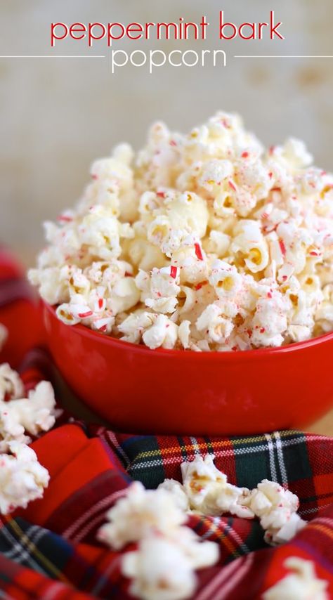 Christmas Peppermint Bark Popcorn Peppermint Popcorn, Cup Of Cake, White Chocolate Popcorn, Chocolate Popcorn, Popcorn Recipes, Peppermint Bark, Noel Christmas, Candy Canes, Holiday Baking