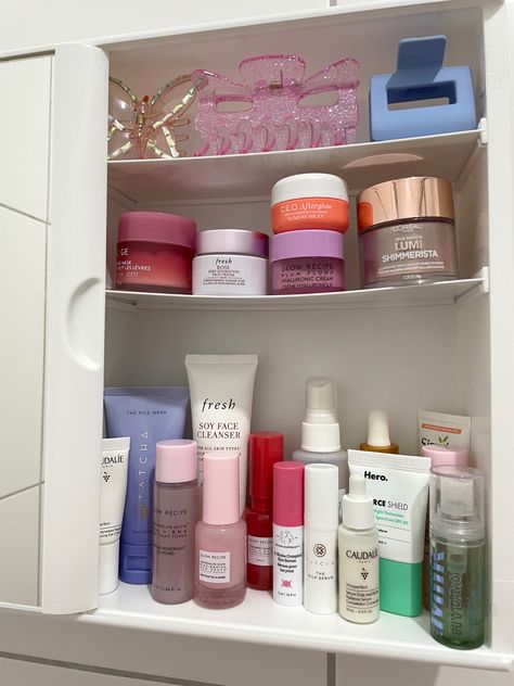 skincare that girl organize with me bathroom mirror it girl get ready with me It Girl Skincare, Skincare Cabinet, Skincare Girl, Girl Skincare, 2024 Goals, Skincare Organization, Dream Gift, Marca Personal, Normal Skin