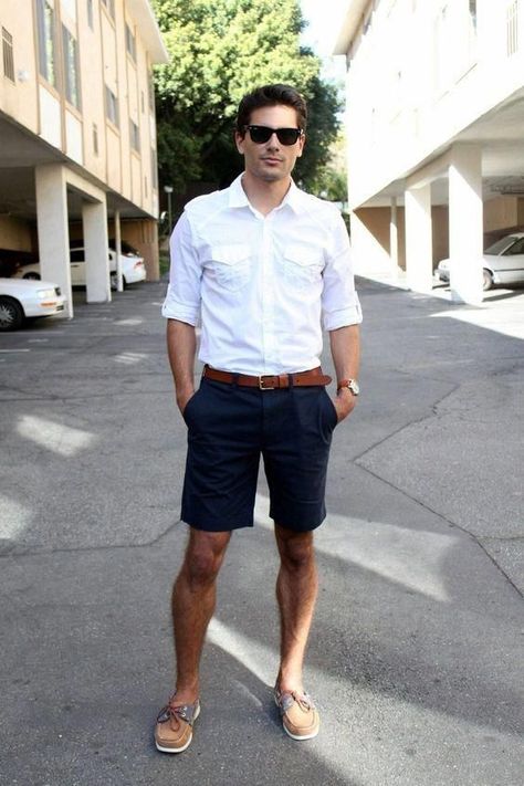 24 Beach Wedding Guest Outfits For Men Mens Smart Shorts, Mens Shoes With Shorts, Shoes With Shorts, Brown Boat Shoes, Stil Masculin, Herren Style, Mens Fashion Smart, Mens Fashion Inspiration, Summer Work Outfits