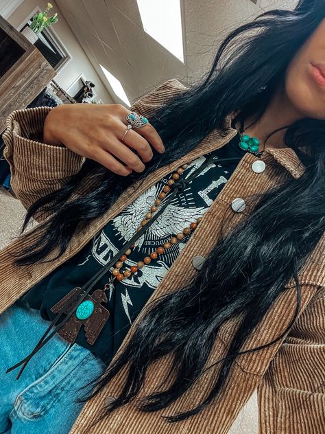 Work Appropriate Western Outfit, Punchy Outfits Date Night, Western Tshirt Outfits Casual, Buckle Style Outfit, South Western Outfits, Pro Rodeo Outfits, Turquoise Western Outfit Ideas, Black And Gold Western Outfit, South Western Style Outfits