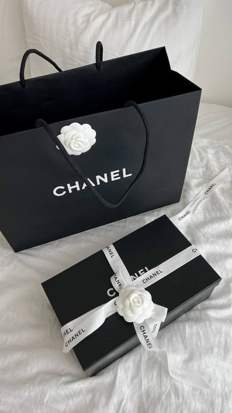 Chanel Paper Bag, Chanel Gifts, 2025 Moodboard, Luxury Paper Bag, Rich Gifts, Dump Pics, Beauty Outfits, Paper Carrier Bags, Cozy Lifestyle