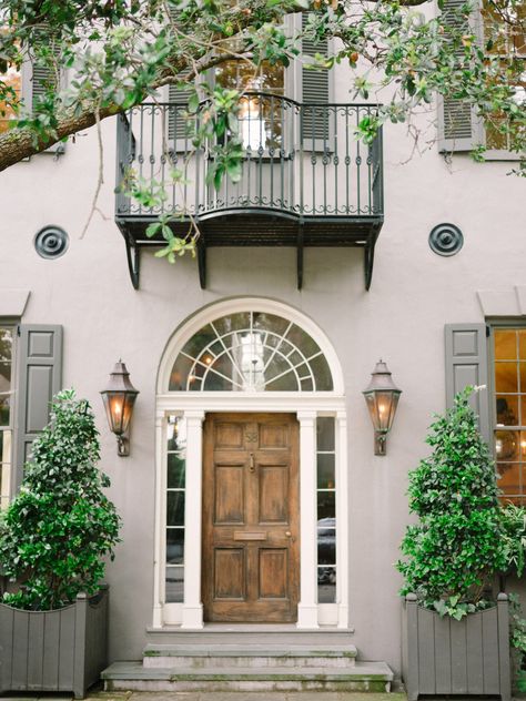 Charleston Historic Homes, Charleston Homes Exterior, Townhouse Exterior, Charleston Style, Antebellum Homes, Stucco Homes, Charleston Homes, Door Gate Design, House Front Door