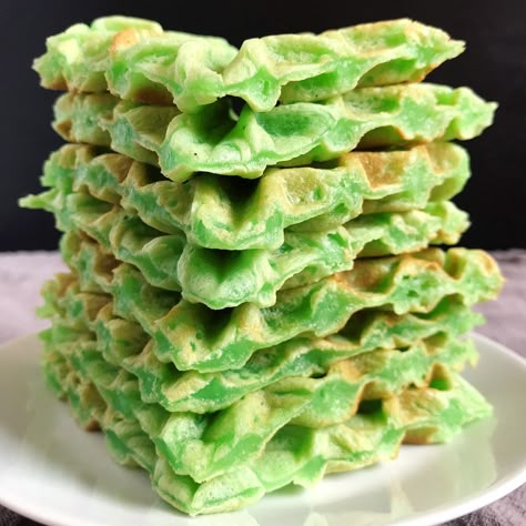 Mochi Waffle Recipe, Resep Mochi, Mochi Waffle, Mochi Waffles, Rice Flour Recipes, Vietnamese Dessert, Street Food Market, Japanese Street Food, Asian Street Food