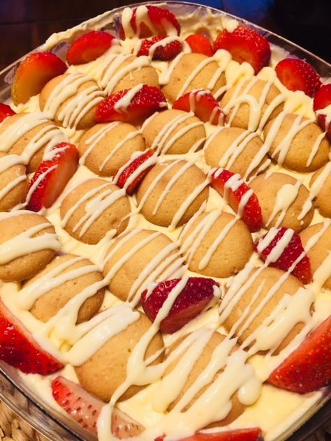 Recipe Momma: STRAWBERRY BANANA PUDDING Pudding Layer Cake, Strawberry Banana Pudding, Lake Recipes, Recipe With Strawberries, 7up Cake, Easy Banana Pudding Recipe, Homemade Banana Pudding Recipe, Magnolia Bakery Banana Pudding, Banana Pudding Desserts