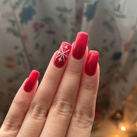 Red Christmas Nails With Snowflake, Christmas Nails 2023 Snowflakes, Red Nails White Snowflake, Christmas Nails Red Snowflake, Red Nails With White Snowflakes, Red Snowflake Nails Acrylic, Simple Snowflake Nail Design, Red Nails With Snowflake Design, Red Nails Snowflake