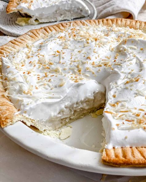 This Vegan Coconut Cream Pie is incredible! It's the perfect light, yet decadent dessert that everyone can enjoy! Enjoy this super simple Vegan Coconut Cream Pie for dessert this week! Vegan Coconut Cream Pie, Vegan Coconut Cream, Coconut Milk Pudding, Vegan Pies Recipes, Plant Based Dessert Recipes, Cream Pie Filling, Whipped Cream Topping, Vegan Pie Crust, Oatmeal Coconut Cookies