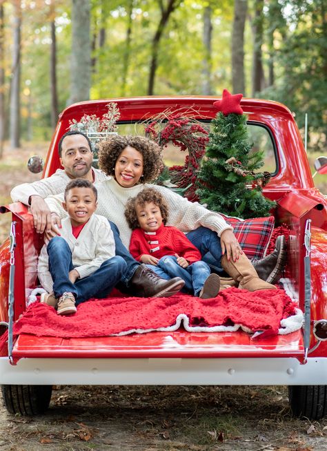 Christmas Photographer, Christmas Mini Shoot, Christmas Photography Family, Baptism Pictures, Vintage Truck Christmas, Truck Photo, Holiday Mini Session, Christmas Red Truck, Family Christmas Pictures