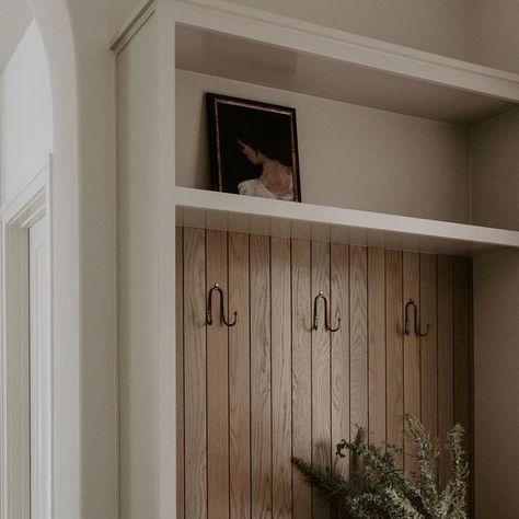 Jill Rolling on Instagram: "White oak reeded shiplap🤤🤤 Isn’t this just the cutest built-in?! • • • • 📸@brookepavel" White Oak Built In, Built In Entryway Storage, White Oak Shiplap, Shiplap Mudroom, Mudroom Built Ins, Mudroom Storage, Tongue And Groove Walls, Mud Room Storage, Drop Zone