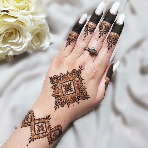 Aesthetic Mehendi Designs For Hands Palm, Unique Mehndi Designs Palms, Unique Henna, Tato Henna, मेहंदी डिजाइन, Henna Tattoo Designs Hand, Mehndi Designs For Kids, Simple Mehndi Designs Fingers, Tattoo Henna