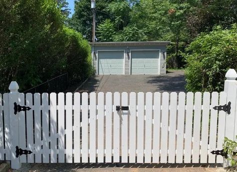 Picket Fence Gate, Classic Fence, Wooden Fence Gate, Picket Gate, Fence Planning, Wood Picket Fence, Garden Front Of House, Wooden Gates Driveway, Garden Gates And Fencing