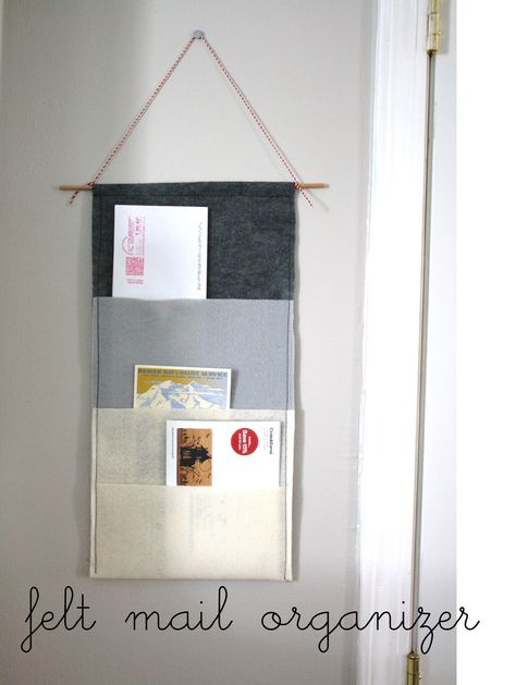 DIY felt mail organizer Hanging Mail Organizer, Diy Mail Organizer, Wall Organizer Diy, Wall Mail Organizer, Wall Pocket Organizer, Diy Karton, Diy Mail, Mail Organizer Wall, Letter Organizer