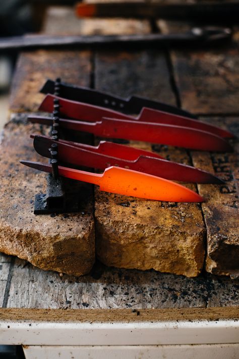 I can't wait to start making knives! Heat treated knives. Photo: Paige French Trench Knife, Knife Making Tools, Blacksmith Projects, Great Knife, Karambit Knife, Knife Design, Heat Treating, Custom Knife, Japanese Knife