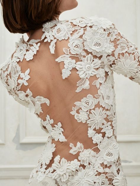 Oscar de la Renta Fall 2019 Bridal Collection | Backless Lace Wedding Dress | ElegantWedding.ca Backless Lace Wedding Dress, Organza Lace, Diy Wedding Dress, Bridal Lace Fabric, Embroidered Lace Fabric, Stunning Wedding Dresses, Blue Bridal, Jenny Packham, Long Sleeve Wedding