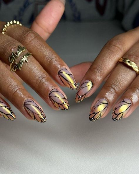 Chrome Nails are Your Ticket to Nail Excellence Bee Nail Designs, Ethereal Nails, Bug Nails, Europe Nails, Bumble Bee Nails, Chrome Nail Ideas, Unique Nail Art Designs, Fresh Manicure, Sophisticated Manicure