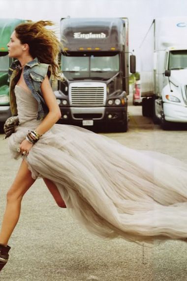 Erin Wasson Elle Italia Aug10 Burning Man Costumes, Burning Man Costume, Mode Editorials, Blowing In The Wind, Erin Wasson, Walking Down The Street, Festival Trends, Mode Boho, Festival Style