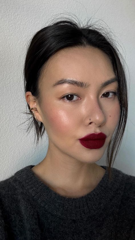 Violette (@violette_fr) | Instagram-profiel French Makeup, Fall Makeup Trend, Red Lip Makeup, Bold Makeup, Aesthetic Tumblr, Sunset Aesthetic, Bold Lips, Kiss Makeup, Daisy Flowers