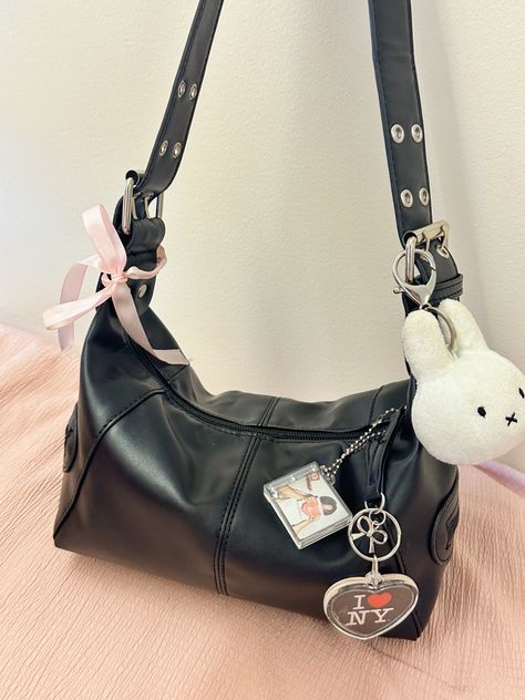 Shoulder Bag Decoration, Bags Inspo Aesthetic, Aesthetic Bag Accessories, Purse Decorations Diy, Black Leather Bag Aesthetic, Ecosusi Bag Aesthetic, Black Handbag Aesthetic, Purse Accessories Ideas, Cute Black Bag