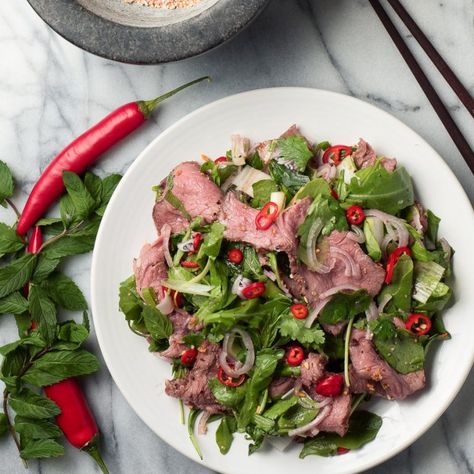 Overhead view of spicy Thai beef salad garnished with red chili slices. Spicy Beef Salad, Thai Beef Salad Recipe, Roast Beef Salad, Salad Calories, Thai Beef Salad, Thai Beef, Beef Salad, Spicy Thai, Spicy Beef