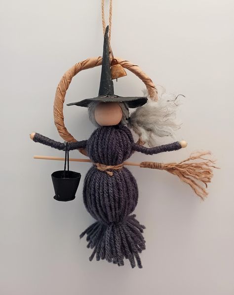 Good Luck Witch yarn doll. Wall hanger or ornament. 7 inches long and 3 inches wide. Button Tree Art, Diy Yarn Dolls, Christmas Witch, Halloween Crafts To Sell, Halloween Witch Dolls, Easy Yarn Crafts, Baba Jaga, Fall Pumpkin Crafts, Yarn Dolls