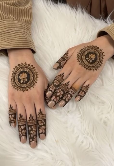 Alia Bhatt Henna Design, Mehndi Tikki Design Easy, Minimum Mehendi Designs, Mahdi Design Simple, Mehandi Designs Aesthetic, Mehendi Design Latest, Indian Bridal Mehndi Designs, Heena Mehendi Designs, Aesthetic Mehendi Designs