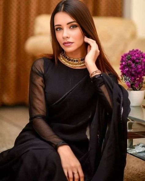 Plain Suit Design, Girl In Saree, Plain Suit, Cute Pose, Dress Designing, Pakistani Fancy Dresses, Bad Girl Outfits, Plain Dress, Suit Design