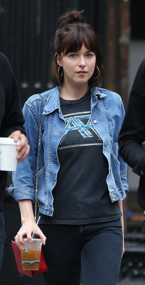 Half Up Bun, Dakota Johnson Style, Beauty Looks, 짧은 머리, Penteado Cabelo Curto, Short Hair With Bangs, Dakota Johnson, Grunge Hair, Hair Dos