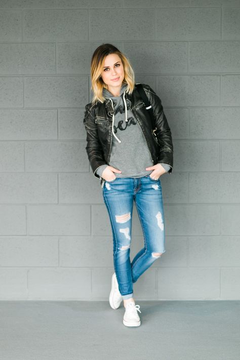 Looking for a Casual Street Style outfit? Houston Fashion blogger wears a sweater and denim outfit paired with a leather jacket and converse shoes! Denim Tunic Outfit, Tunic Outfit Ideas, Denim Outfit Ideas, Converse Style Women, Polyvore Dress, Tunic Outfit, Houston Fashion, Outfits With Converse, Casual Street Style