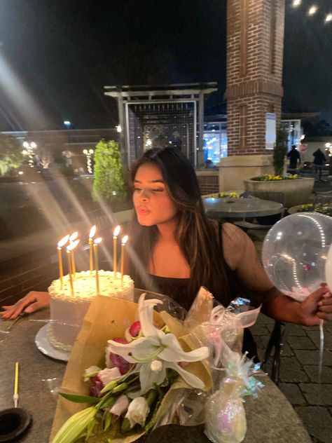 19th Bday Aesthetic, Birth Day Photo Ideas, Bday Pics Aesthetic, Aesthetic Birthday Pics With Cake, Birthday Dinner Picture Ideas, 19th Birthday Cake Aesthetic, Cake Minimalist Birthday, Bday Girl Aesthetic, Birthday Poses With Cake