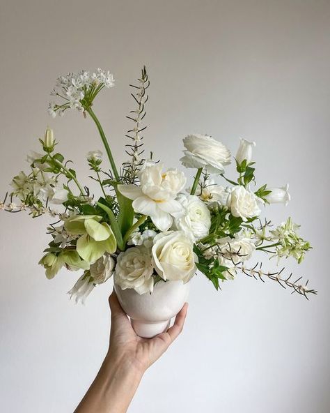 Kimberly | Socal Wedding Floral Designer on Instagram: "White with touches of greens 🍃  These arrangements may be small, but they come with so much character. The textures in these arrangements are everything.  . . . . . #chloerosedesign #florist #floraldesigner #floristry #weddingflorist #eventflorist #socalflorist #centerpiece #flowerarrangement #floralarrangement #whiteflower #freshflowers #flowersoftheweek #flowercenterpiece #centerpiecesideas #centerpiecesforweddings #centerpices #arrangementflower #weddinginspiration #weddinginspo" White Green Floral Arrangements, Minimalist Floral Arrangements Wedding, Small Wedding Arrangements, White And Green Table Flowers, Small Floral Centerpieces Wedding, White Bar Arrangement, White Flower Arrangements Centerpieces, All White Floral Arrangements, Baby Shower Floral Arrangements