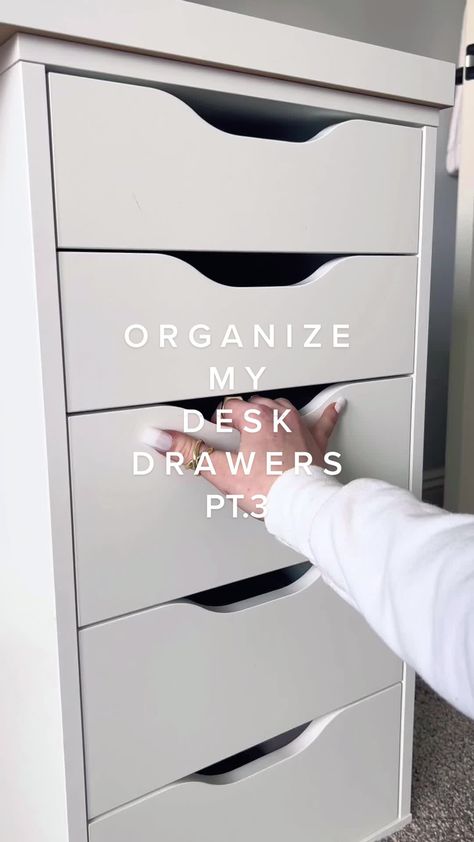 Inside Desk Organization Drawers, What To Put In Your Desk Drawers, Stationery Drawer Organisation, Organize Drawers Desk, How To Organize Your Desk Drawers, What To Put In Desk Drawers, Desk Storage Drawers, Organizing Ideas For Desk Bedroom, Beauty Desk Organization