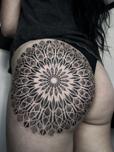 DOTWORK tattoo mujer Dot Mandala Tattoo, Dotwork Tattoo Mandala Dots, Tattoo Bicep, Tattoo Mujer, Dotwork Tattoo Mandala, Animal Sleeve, Animal Sleeve Tattoo, Geometric Sleeve Tattoo, Dotwork Tattoo